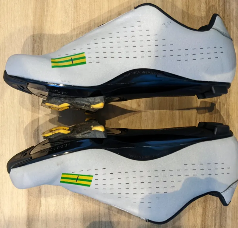 Chaussures de vélo de route avec cales automatiques vues de dessous