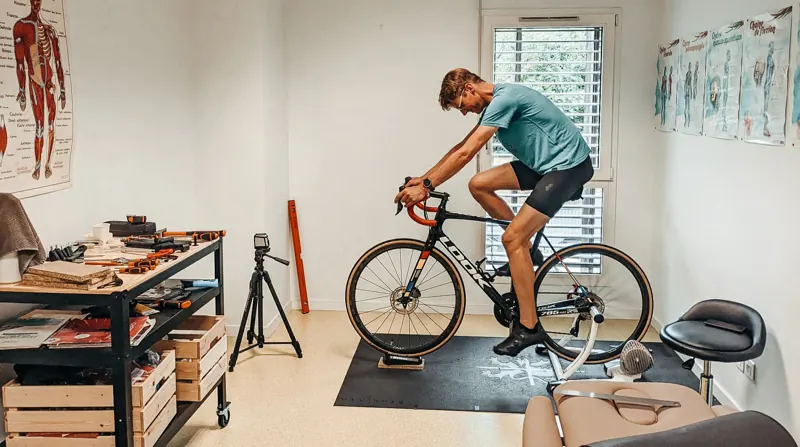 Le cabinet d'étude posturale vélo de Barberaz avec home-trainer, outils et planches d'anatomie