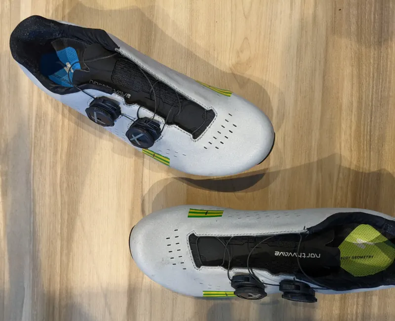 Chaussures de vélo de route avec cales automatiques prêtes pour le réglage