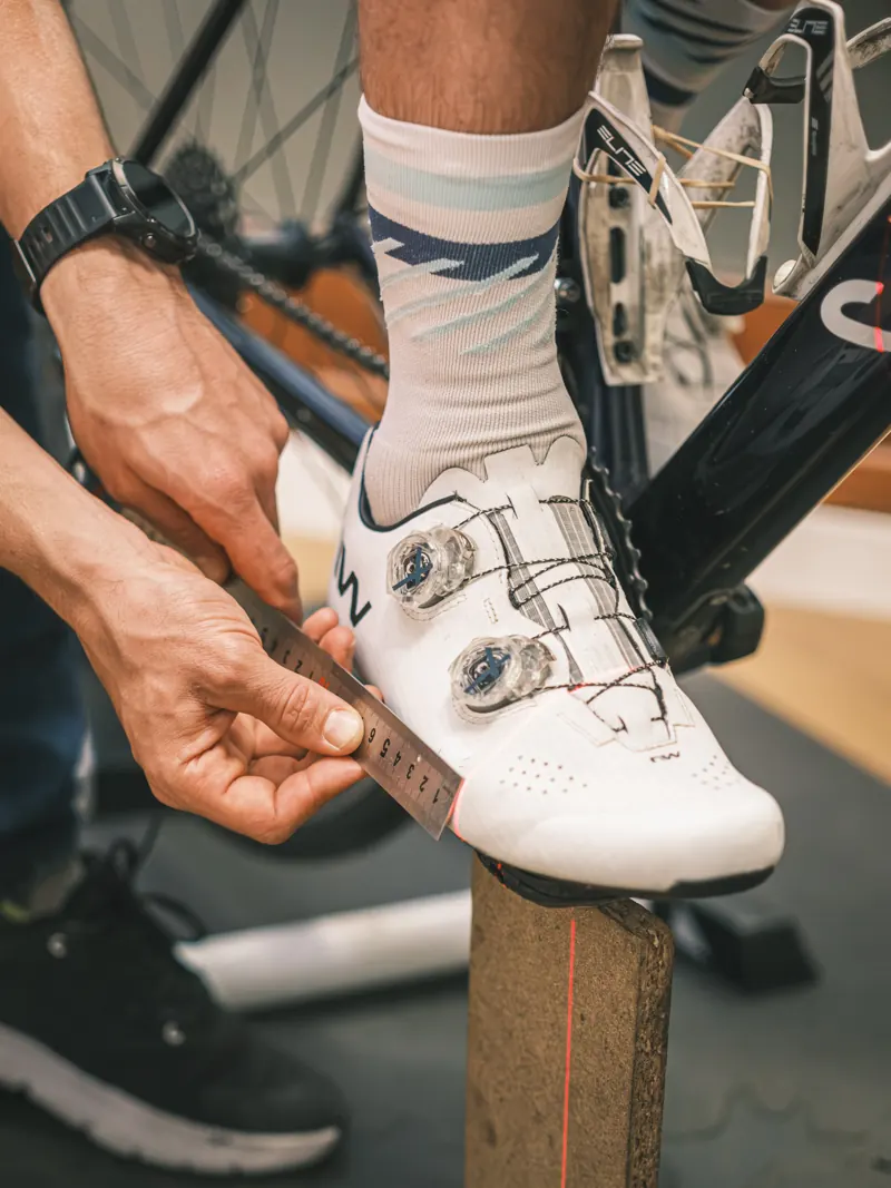 Réglage des cales de chaussure de vélo pendant une étude posturale