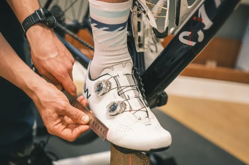 Réglage millimétré des cales de chaussure de vélo à la règle