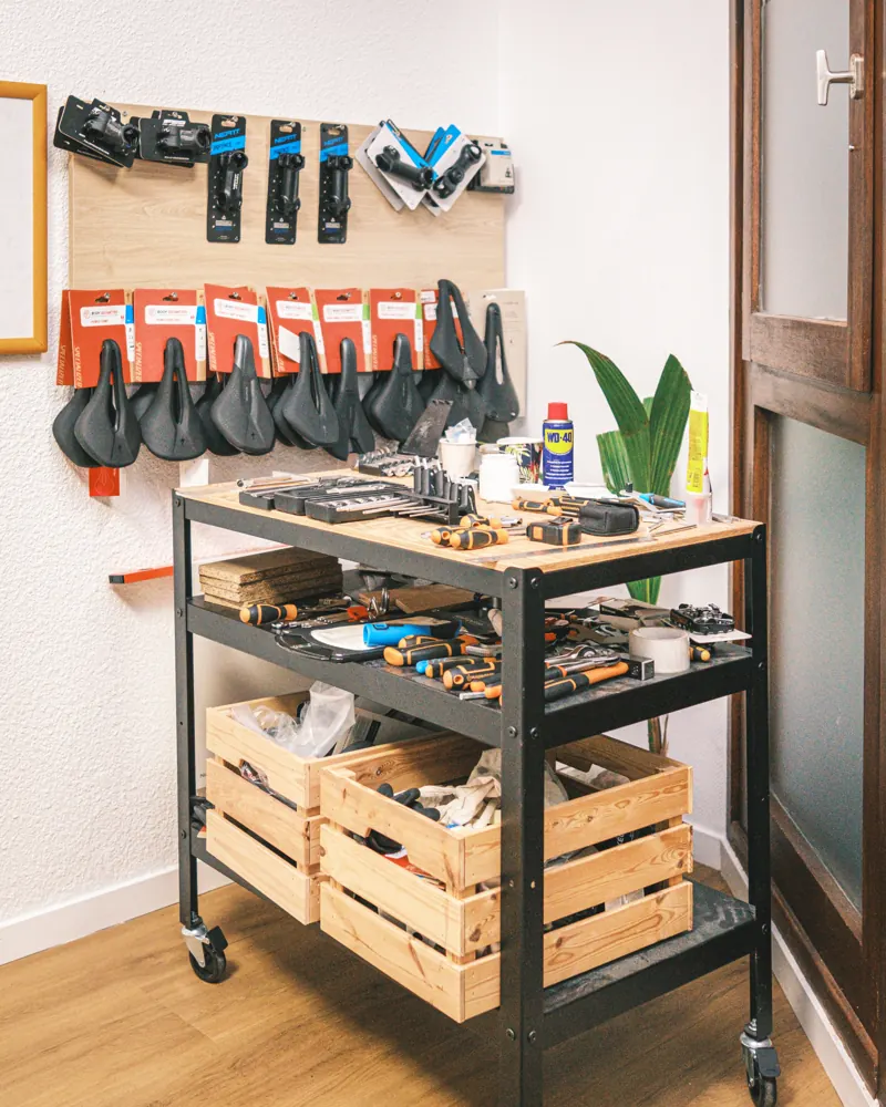 Stock d'une quinzaine de selles de test au cabinet de Barberaz